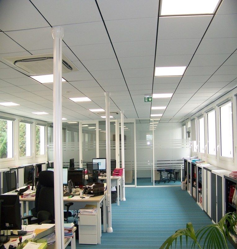 Plateau de bureaux éclairé