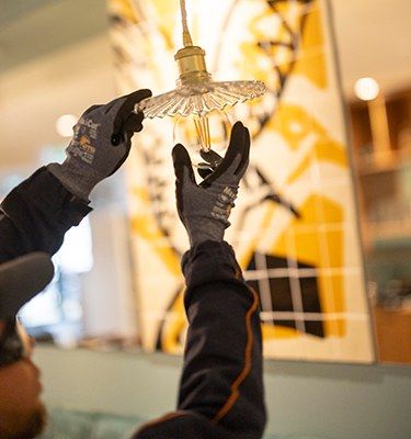 Pose d'un luminaire dans un restaurant