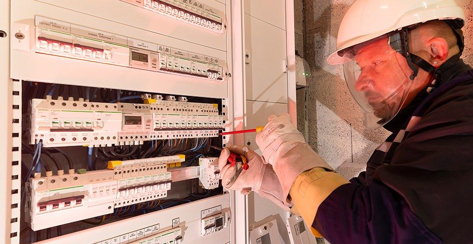 Électricien en intervention sur un tableau électrique